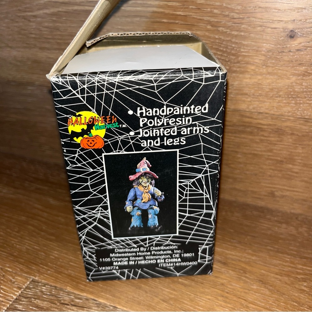 Halloween Sitting Witch Figurine with Hat resin - Picture 3 of 5